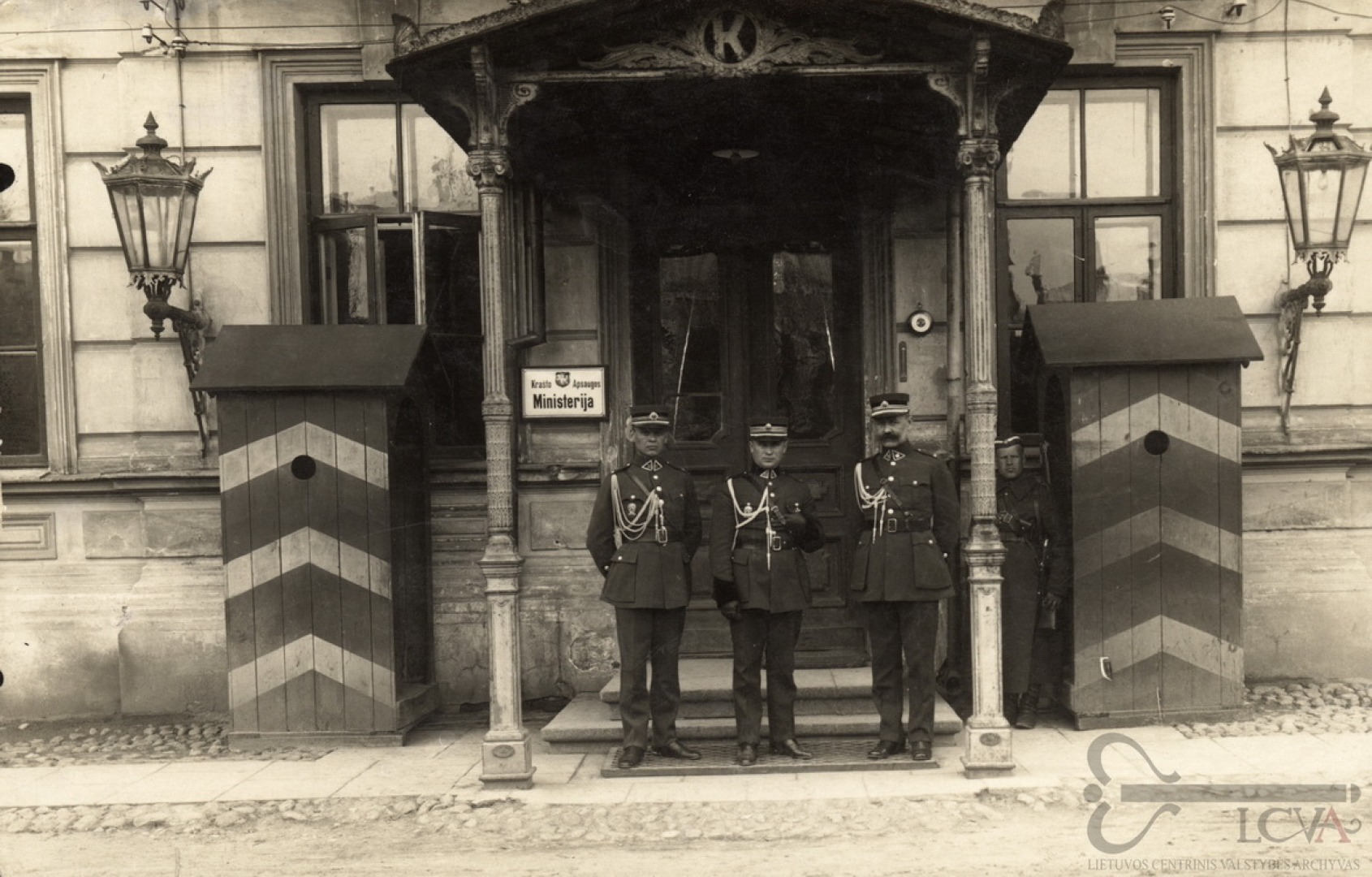 1923